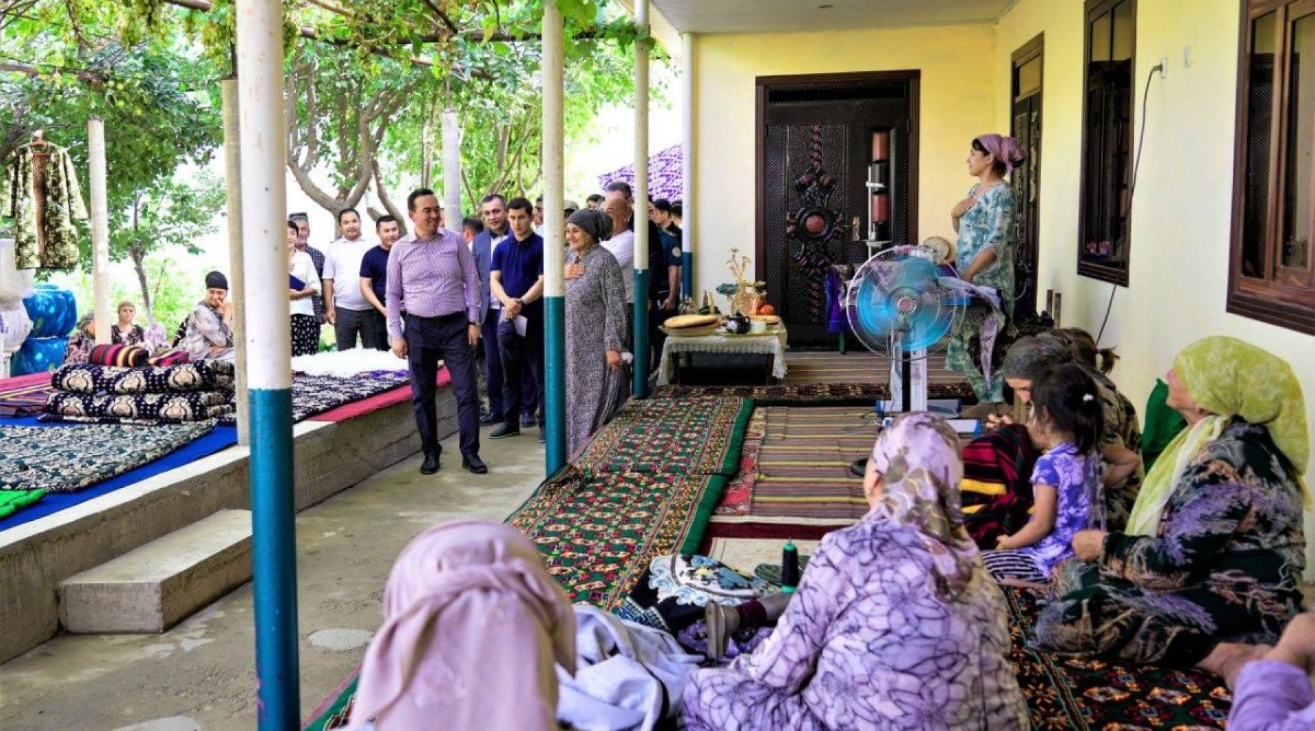 3-avgustdagi tashrif yakunida viloyat rahbari Raxima Ostonayeva xonadonida bo‘lib, kasanachilik asosida tashkil etilgan milliy gilam to‘qish va ko‘rpa-to‘shaklar tikish faoliyati bilan tanishdi.